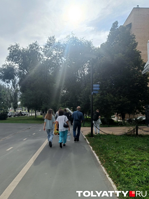 Родители сновали наперевес с обоями и сумками  | Источник: Юлия Дроглева / Tolyatty.ru