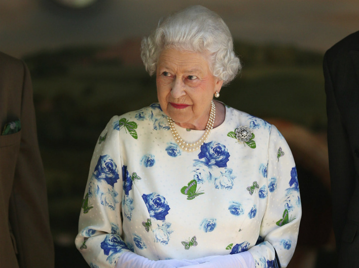 Первый Zoom Елизаветы: что Королева хотела сказать своим нарядом (и кому)