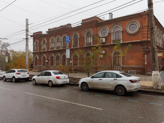 Более половины ширины полосы теперь отведено под парковочные места | Источник: Алексей Волхонский / V1.RU