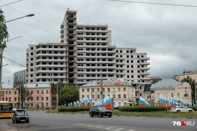 Знаменитый долгострой на Октябрьской площади пока одинаков со всех сторон | Источник: Александр Куренной / 76.RU
