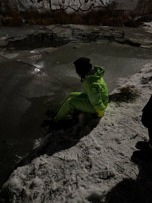 Спасительница селезня готовится зайти в воду | Источник: Надежда, участница спасательной операции