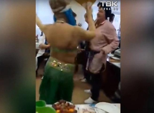 В Красноярске врач уволилась после видео танца живота на корпоративе | ya62.ru