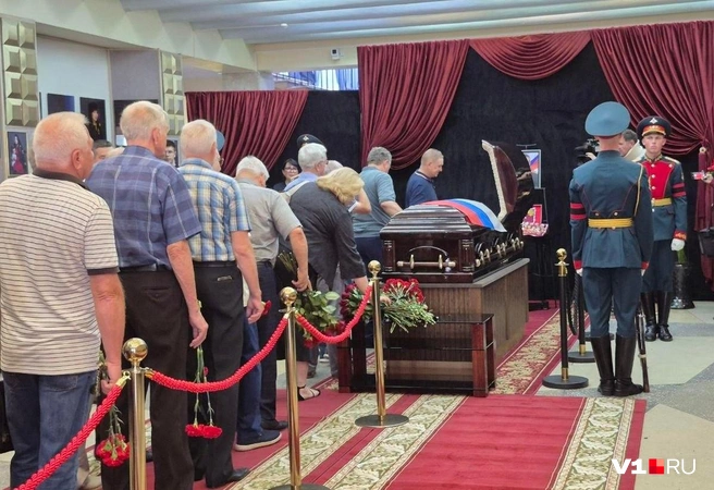 Залом прощания стал холл Дома офицеров Волгоградского гарнизона | Источник: Ирина Яковлева / V1.RU