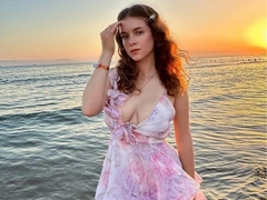 Розовое платье изменило жизнь: скандальная выпускница стала моделью и будущим психологом