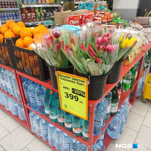 В «Монетке» не так много букетов для продажи | Источник: Александра Бруня / NGS.RU