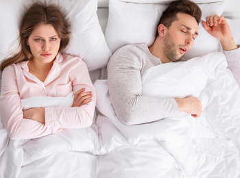 Сон под одним одеялом: должны ли супруги спать вместе?