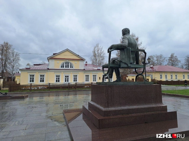 Перед мемориальным домом музея-усадьбы Чайковского установили памятник великому композитору | Источник: Юлия Дёмина / IZH1.RU