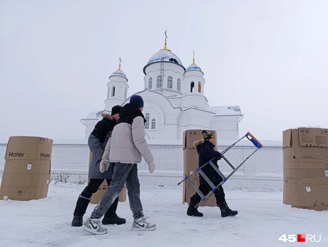 В коробах&nbsp;— снег для будущих фигур | Источник: Надежда Тихомирова / 45.RU