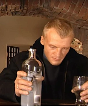 Алкогольные напитки из 90-х и нулевых, которые покажутся дикими зумерам