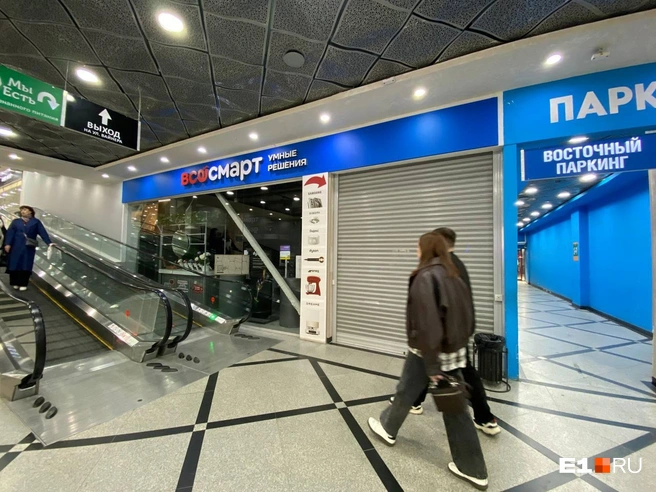 Покупателям остается только проходить мимо неработающего магазина | Источник: Ирина Порозова / E1.RU