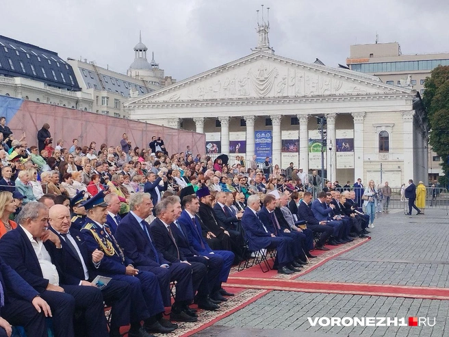 Трибуна на площади Ленина была почти полной | Источник: Дмитрий Волгин / Voronezh1.ru