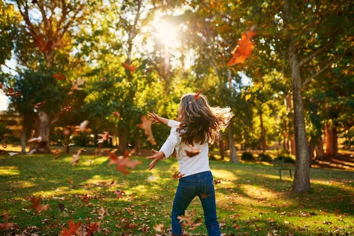 Чем заняться на прогулке: 14 веселых осенних игр на природе🍁 | Источник: PeopleImages/Shutterstock/Fotodom.ru