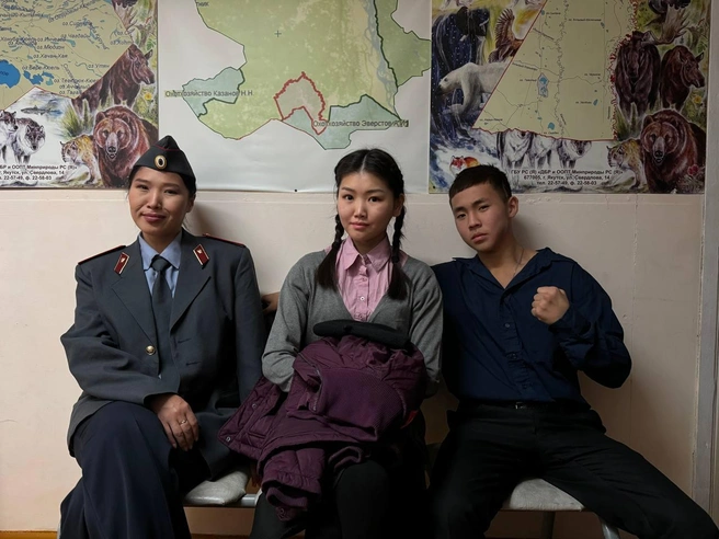 Ильяна Павлова, Вика Попова и Эрхан Слепцов | Источник: Дьулусхан Андросов