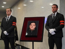 В Москве прощаются с актером Романом Поповым: онлайн-репортаж