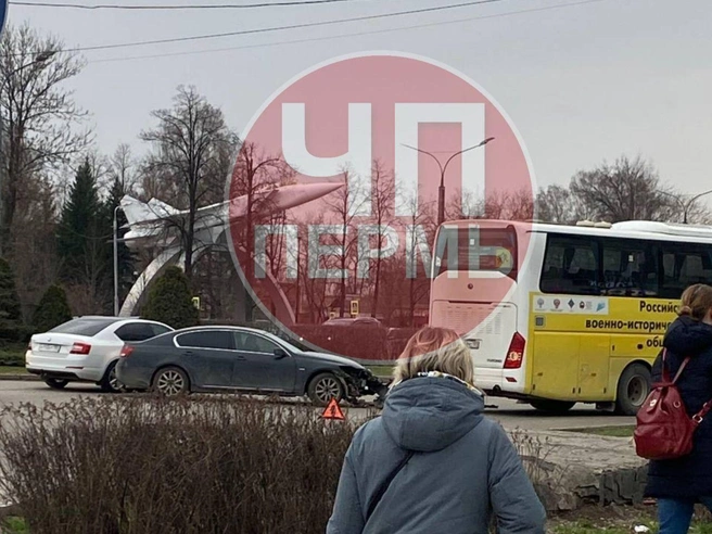 На фото видно, что передняя часть иномарки сильно повреждена | Источник: ЧП Пермь / Telegram
