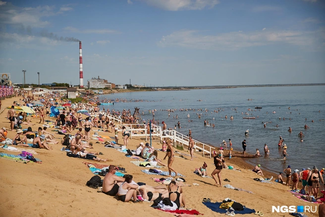 На пляже сложно найти место для лежака | Источник: Александр Ощепков / NGS.RU