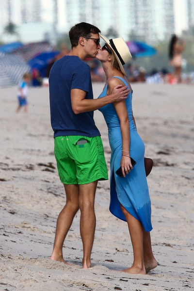Мокрое платье и роскошные ноги: Иванку Трамп засняли на пляже