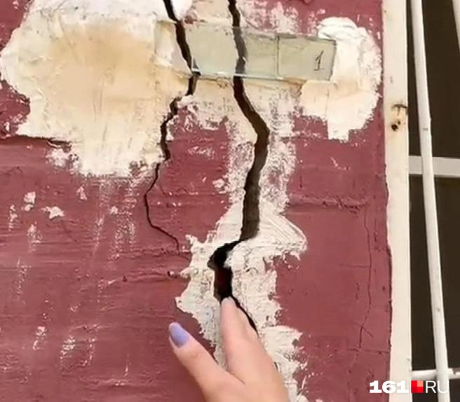 В доме, которому уже 65 лет, разрушаются потолки, трещины становятся всё шире, они пошли уже и по несущим стенам | Источник: читатель 161.RU