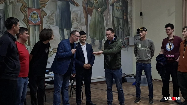 Порядок участия команд определили нетривиально: с помощью монетки | Источник: Тимофей Крылов / V1.RU
