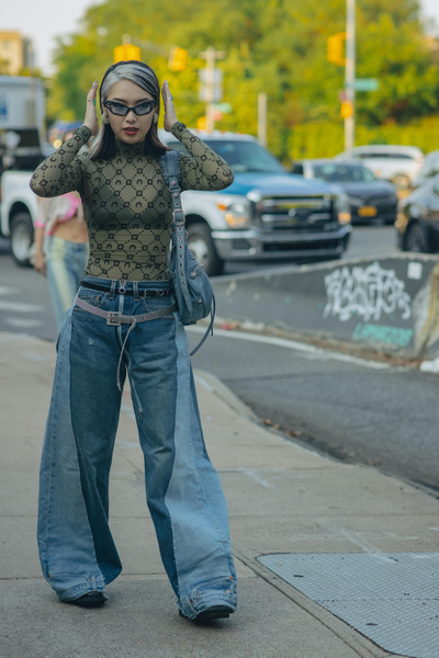 С чем носить широкие джинсы: 8 трендовых идей на осень 2022