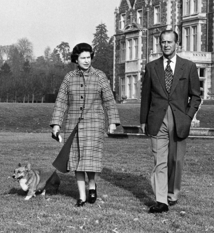 Королева Елизавета и принц Филипп: 16 самых трогательных архивных фотографий