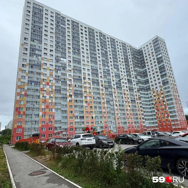 Перед домом есть парковка, но все машины туда не влазят | Источник: читатель 59.RU