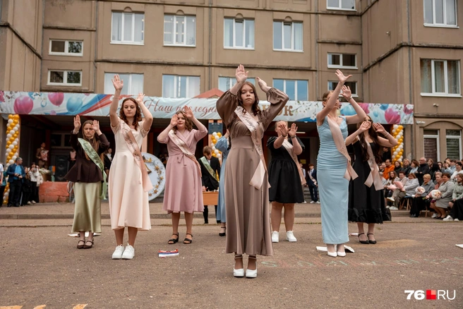 Каждый класс подготовил свой уникальный танец | Источник: Александр Куренной / 76.RU