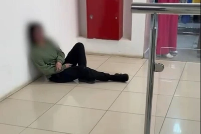 На юге Волгограда женщину облили зеленкой в торговом центре