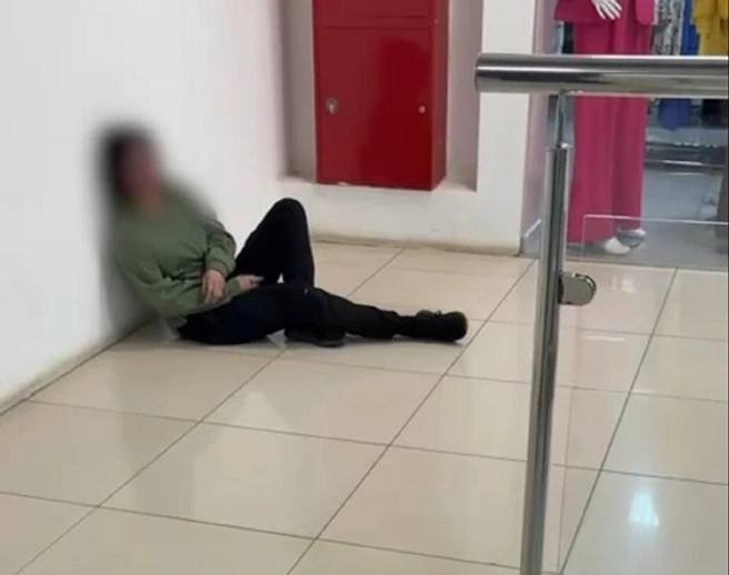 Зеленка попала на голову и руки несчастной | Источник: t.me/vlg_crime