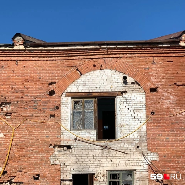 Также заметны следы бывших пристроек | Источник: Ольга Якунчева / 59.RU