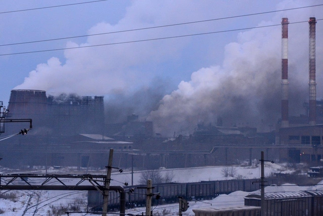 Снимок 2019 года, сделанный в морозный день. Понятно, что клубится не только дым, но и банальный водяной пар, но в этой реке выбросов наверняка было всякое. Примерно так выглядел весь комбинат | Источник: Артем Краснов