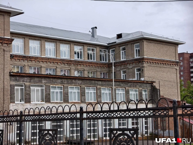 Школ № 8 была построена в 1938 году — здесь учились дети работников железнодорожных мастерских | Источник: Булат Салихов / UFA1.RU
