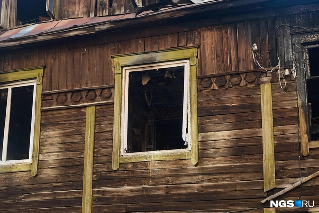 Пожар начался во втором подъезде дома | Источник: Александр Ощепков / NGS.RU