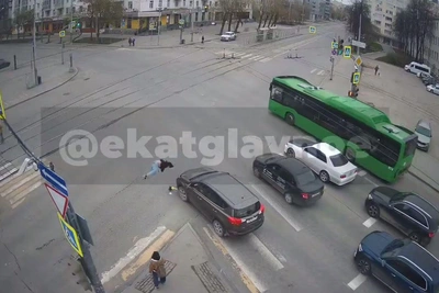 У самокатчика в Екатеринбурге слетели штаны в ДТП