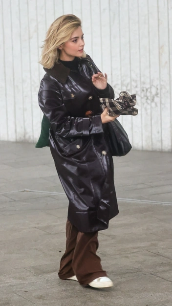 Лаконичность — это стильно: Дженна Коулман в простом образе, который смотрится эффектно | marieclaire.ru