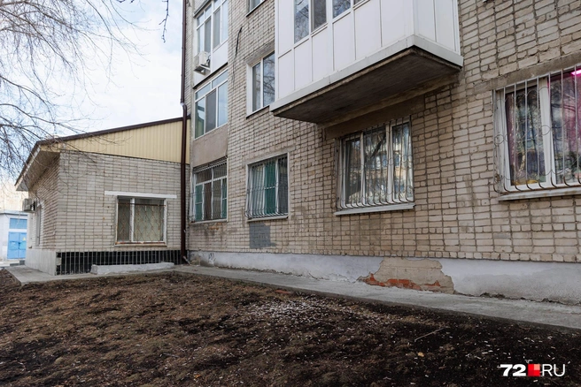 Курильщики не задумываются о чистоте и выбрасывают бычки прямо на землю | Источник: Ирина Шарова / 72.RU