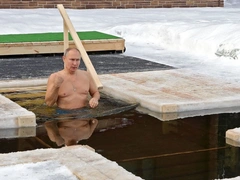 «Это его традиция»: 68-летний Владимир Путин окунулся в ледяную прорубь в минус 16