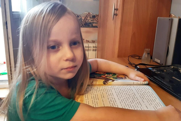 Обошла сестру: 8-летняя Лейя Теплякова стала самой юной выпускницей России