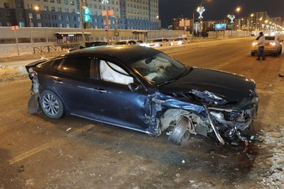 На перекрестке в Академе столкнулись две машины, пострадал пешеход