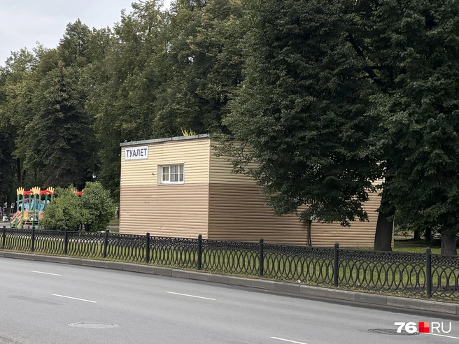 На центральном бульваре стоит большой общественный туалет | Источник: Софья Ларичева / 76.RU 