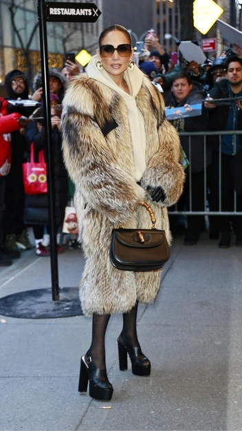 Дженнифер Лопес оделась в стиле спорт-шик — повторите за ней и вы будете самой модной девушкой | marieclaire.ru