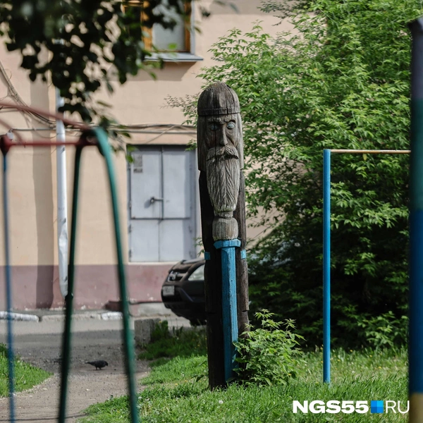 Мудрые лица воителей создают особую атмосферу во дворе | Источник: Евгений Софийчук / NGS55.RU