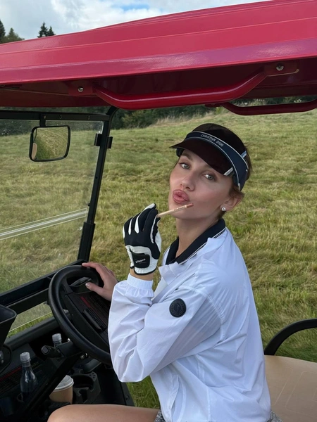 Пока артистке не удалось вернуть свои вещи