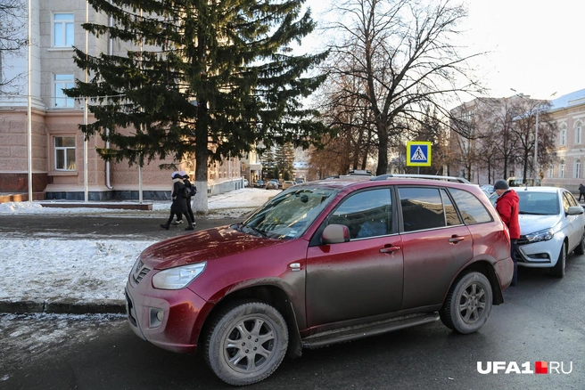 Кажется, пора возвращать рубрику «Я паркуюсь, как...». Только за одну прогулку вокруг площади наш фотокорреспондент снял больше десятка нарушителей