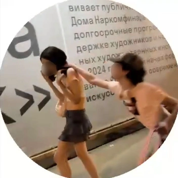 Перепалка между молодыми людьми попала в кадр | Источник: Екатерина Мизулина / T.me