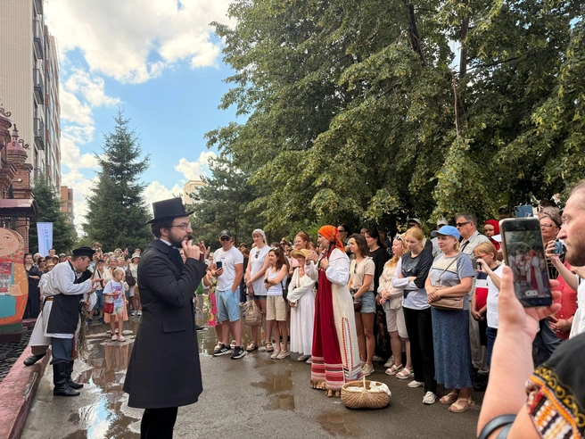 Каждый персонаж присоединялся к толпе и шёл до финала | Источник: Анна Грищенко