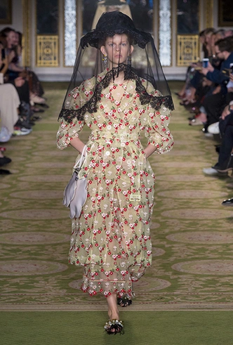 Викторианская Англия и династия Тан: слияние эпох на показе Simone Rocha SS 2019