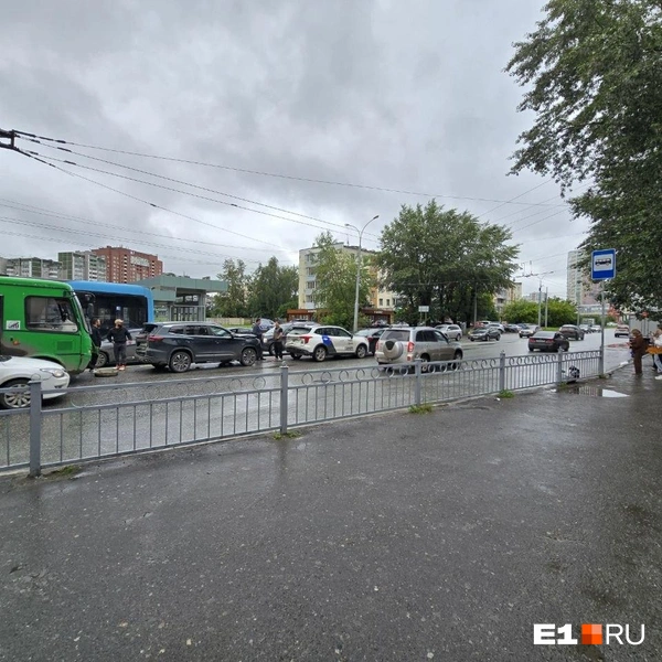 Автомобильное бинго! В Екатеринбурге возле «золотого» автовокзала столкнулись шесть машин и автобус | Источник: читатель E1.RU