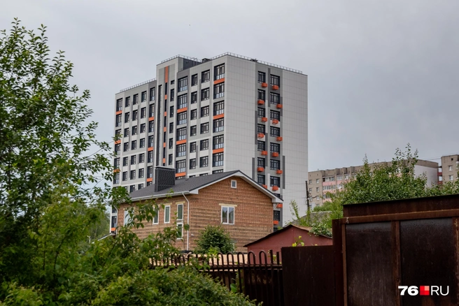 В начале 2000-х из многоквартирных домов на Суздалке были только девятиэтажки на улице Ньютона | Источник: Кирилл Поверинов / 76.RU
