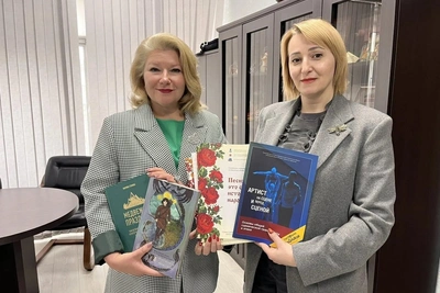 Министр культуры Сахалина передала библиотекам Донбасса методические издания